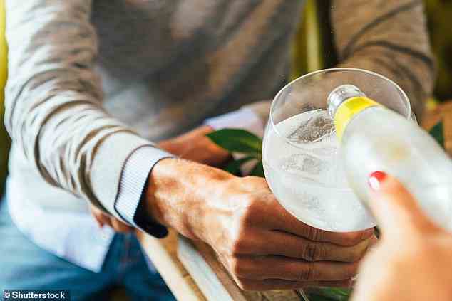 Ein kälteres Getränk reduziert den scharfen Nachgeschmack des Alkohols in einem Gin-Tonic-Cocktail