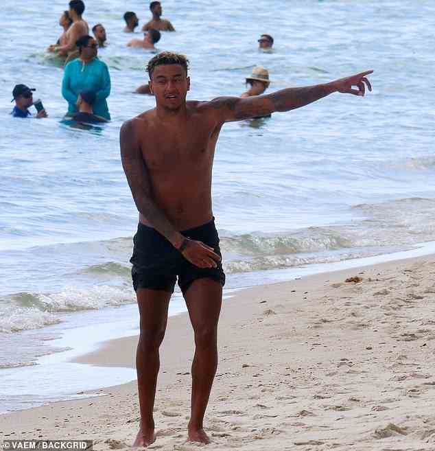 Sommerspaß: Der Ex-Star von Manchester United stellte seinen muskulösen Körper zur Schau, als er mit einer schwarzen Badehose ohne Hemd ging