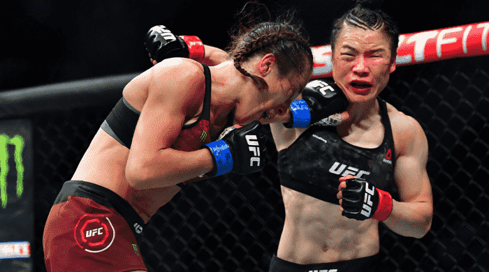 7. März 2020;  Las Vegas, Nevada, USA;  Weili Zhang (rote Handschuhe) kämpft bei UFC 248 in der T-Mobile Arena gegen Joanna Jedrzejczyk (blaue Handschuhe).