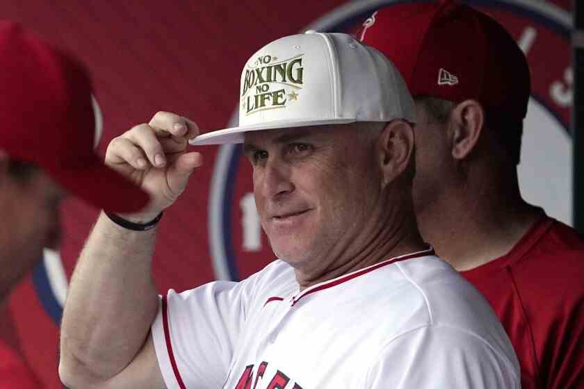 Der Interimsmanager der Angels, Phil Nevin, probiert vor einem Spiel gegen die Boston Red Sox am 9. Juni 2022 eine Kappe an.