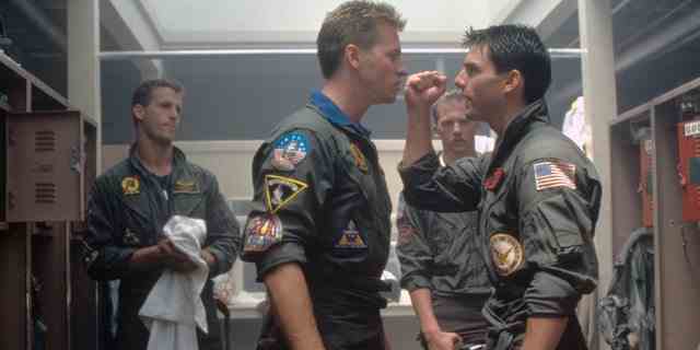 Val Kilmer und Tom Cruise am Set von "Top Gun" Regie führte Tony Scott. 