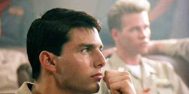 "Top Gun", unter der Regie von Tony Scott.  Tom Cruise als Leutnant Pete "Einzelgänger" Mitchell und Val Kilmer als Lt. Tom 'Iceman' Kazansky im Hintergrund.
