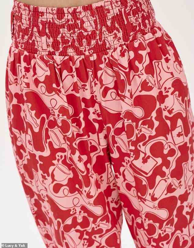 Die Hose, die von der Marke als geschlechtslos beschrieben wird, weist einen roten Druck auf einem rosa Hintergrund auf, der vom Künstler Sam Dawood entworfen wurde