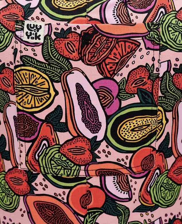 Fruchtig: Der Latzhose-Print zeigt verschiedene Obstsorten, die laut Marke die Vulva-Vielfalt repräsentieren