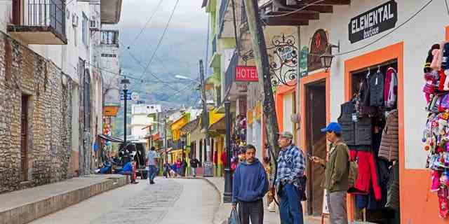 Geschäfte in der Einkaufsstraße in der Stadt Xilitla, San Luis Potosi, Region Huasteca, Mexiko. 