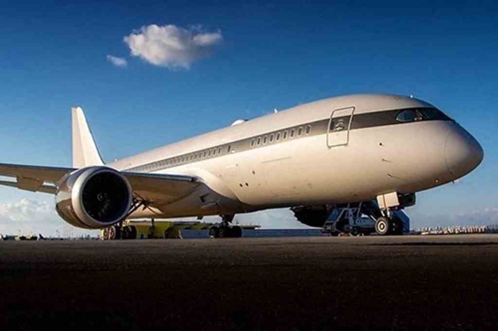 Ein Boeing-Flugzeug mit der Hecknummer P4-BDL und der Herstellernummer 37306, das dem russischen Oligarchen Roman Abramovich gehört.