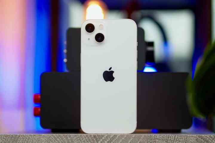 Ein iPhone 13 in weißer Farboption.