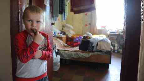 Kolya kam im März mit seiner Mutter und seiner Schwester nach Bakhmut, um dem Beschuss zu entkommen.  Jetzt lebt er mit ihnen in einem engen Zimmer in einem Studentenwohnheim.