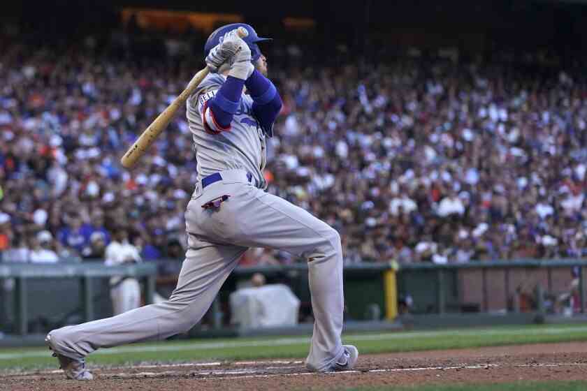 Cody Bellinger von den Dodgers beobachtet seine Grundregel, RBI Double während des achten Innings am 11. Juni 2022. 