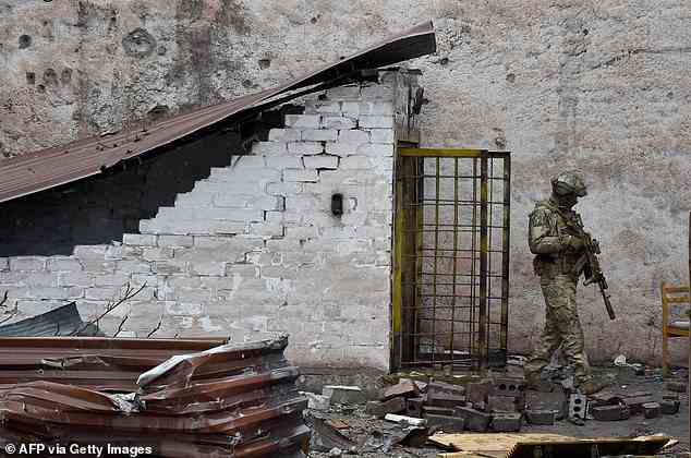 Ein russischer Soldat patrouilliert am 18. Mai im zerstörten Teil des Iljitsch-Eisen- und Stahlwerks in der ukrainischen Hafenstadt Mariupol