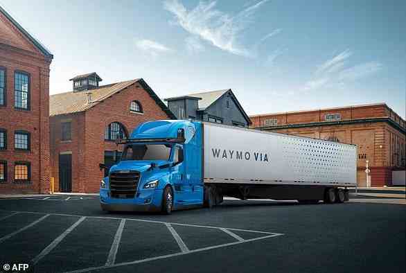 Eine Vision für die Zukunft der Logistik umfasst selbstfahrende Lastwagen wie diesen, der von Alphabet-eigenem Waymo abgebildet ist, der die Langstrecken abwickelt und dann die Fracht für die lokalen Strecken zu den Zielen an Menschen abgibt