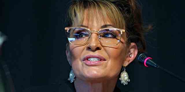 DATEI – Sarah Palin, eine Republikanerin, die den einzigen Sitz im US-Repräsentantenhaus in Alaska anstrebt, spricht während eines Forums für Kandidaten am Donnerstag, den 12. Mai 2022, in Anchorage, Alaska.  (AP Photo/Mark Thiessen, Akte)