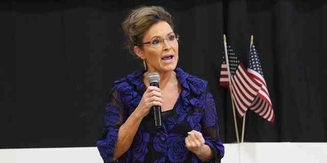 Sarah Palin, eine Republikanerin, die den einzigen Sitz im US-Repräsentantenhaus in Alaska anstrebt, spricht am Donnerstag, den 2. Juni 2022, in Anchorage, Alaska, zu Unterstützern.