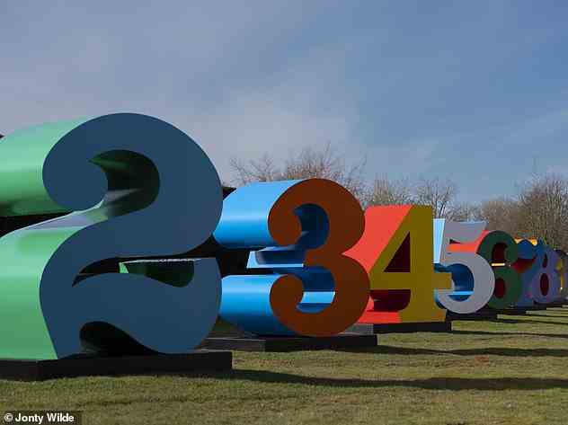 Zahlenspiel: Der 200 Hektar große Yorkshire Sculpture Park beherbergt Werke von Robert Indiana (im Bild) sowie vier riesige Stücke von Damien Hirst