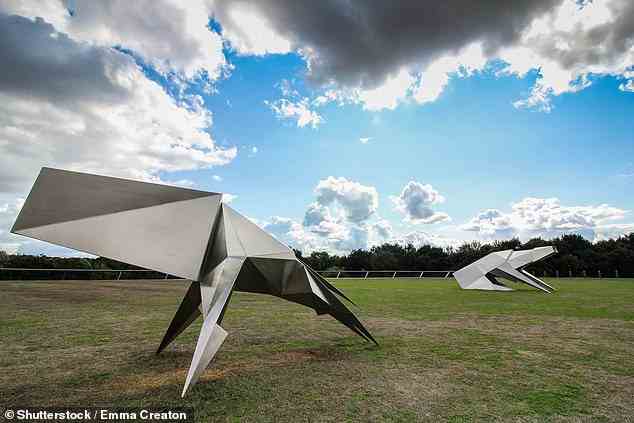 Antony Gormley und Lynn Chadwick gehören zu den großen Namen mit Werken im 350 Hektar großen Sainsbury Center Sculpture Park in der Nähe von Norwich (im Bild)