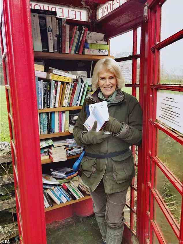 Die Herzogin von Cornwall hat Anfang dieses Jahres Kopien einiger ihrer Lieblingsbücher in einer roten Telefonzellenbibliothek in der winzigen Bibliotheksbörse in Abergeldie im ländlichen Aberdeenshire abgelegt