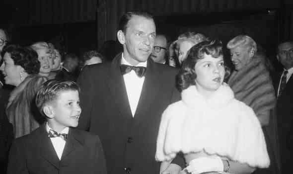 Frank Sinatra mit einem jungen Frank Jr. und Nancy