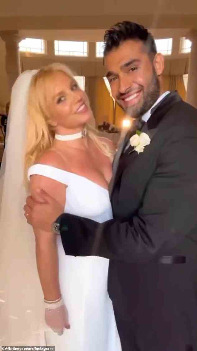 Errötende Braut: Britney heiratete ihren langjährigen Freund Sam Asghari, 28, letzten Donnerstag in einer aufwendigen Zeremonie, die als Zuhause der Stars in Thousand Oaks, Kalifornien, stattfand