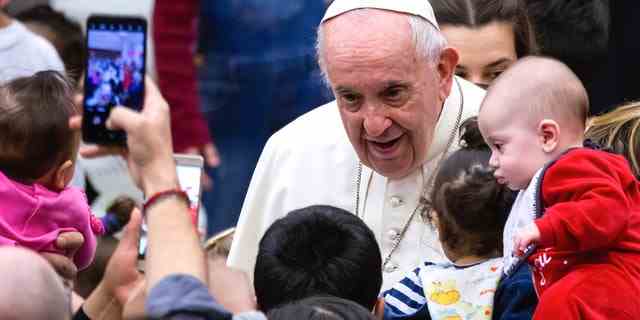 Papst Franziskus begrüßt und segnet Kinder, die von der pädiatrischen Klinik Santa Marta des Vatikans betreut werden, am 19. Dezember 2021 in der Halle Paul VI. 