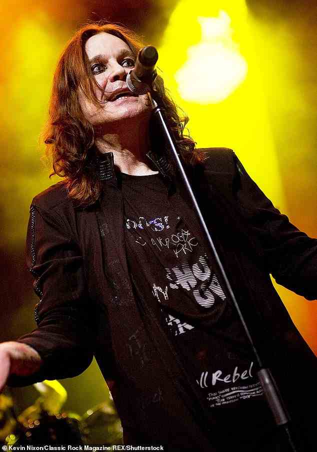 Musik machen: Ozzy hatte eine erfolgreiche Solokarriere, veröffentlichte 12 Studioalben und hat sich seitdem bei zahlreichen Gelegenheiten mit Black Sabbath wiedervereinigt (Bild 2010)