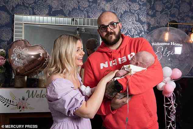 Scott und Amy Dutton haben fünf Monate darauf gewartet, ihr neugeborenes Baby Elsie zurück in ihr Haus in Barnsley, South Yorks, zu bringen