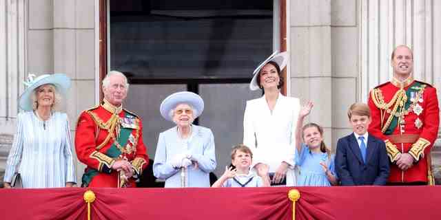 Königin Elizabeth II. lächelt auf dem Balkon des Buckingham Palace während Trooping the Colour neben (LR) Camilla, Herzogin von Cornwall, Prinz Charles, Prinz von Wales, Prinz Louis von Cambridge, Catherine, Herzogin von Cambridge und Prinz Charlotte von Cambridge, Prinz George und Prinz William