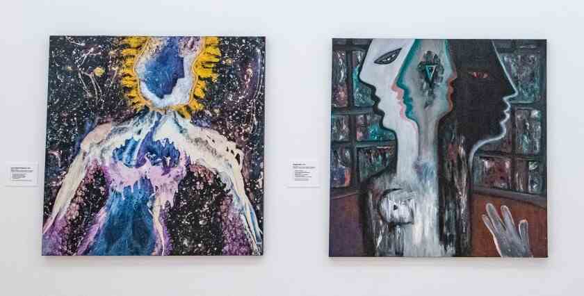 Zwei Gemälde hängen an einer Galeriewand