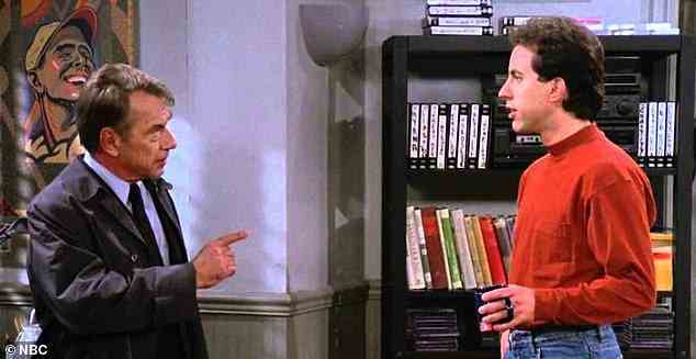 Denkwürdig: Hall wurde 1991 auch in zwei Folgen von Seinfeld als Joe Bookman dargestellt;  in der Folge mit dem Titel The Library zu sehen