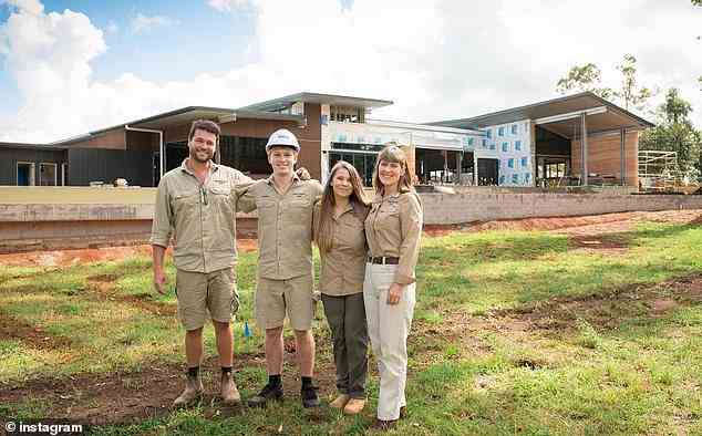 Bereits im April gab Bindi Irwin bekannt, dass Steve Irwins Traum, eine Luxusunterkunft im Australia Zoo zu eröffnen, endlich wahr geworden ist