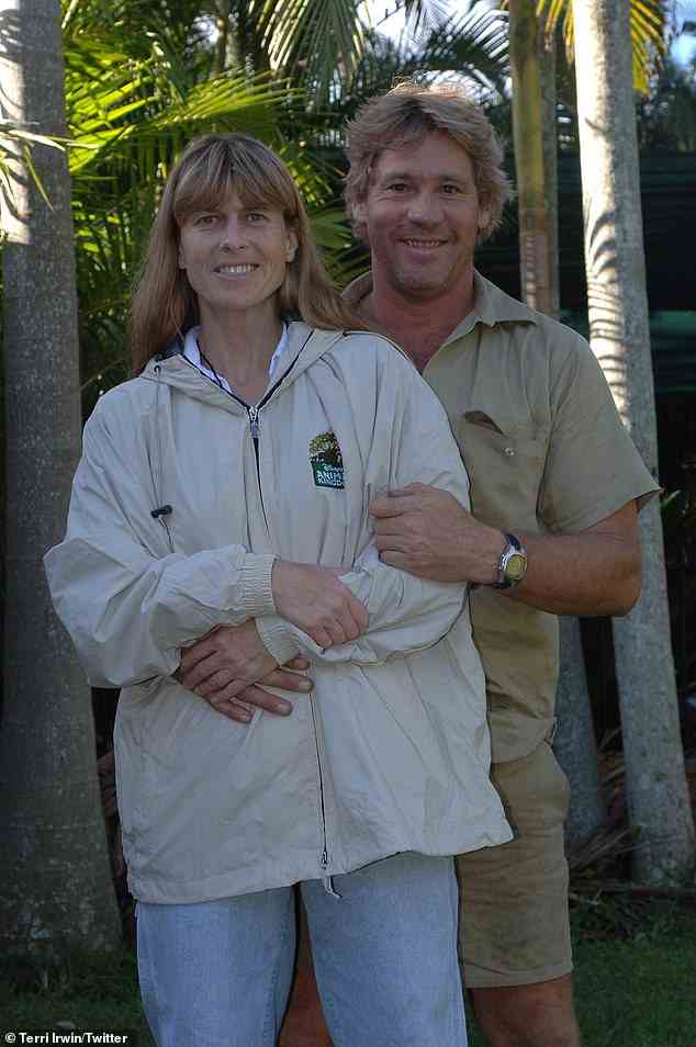 Steve, der Millionen auf der ganzen Welt als „der Krokodiljäger“ bekannt ist, starb am 4. September 2006 im Alter von 44 Jahren, nachdem er während der Dreharbeiten zu einem Dokumentarfilm in Batt Reef, Queensland, von einem Stachelrochen in die Brust gestochen worden war