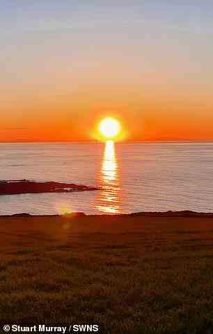 Während er wartete, während die Sonne langsam weiter in die Nordsee schmolz, begann sich die Lichtreflexion über die Wasserfläche auszudehnen