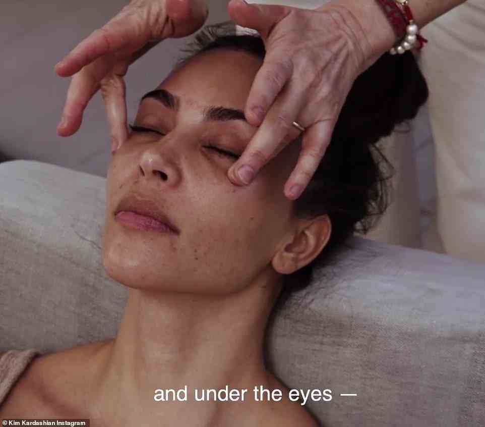 Frisches Gesicht: Der wahre Teint des Reality-Stars wurde in dem Clip enthüllt, der für ihr neues Hautpflegeunternehmen SKKN wirbt