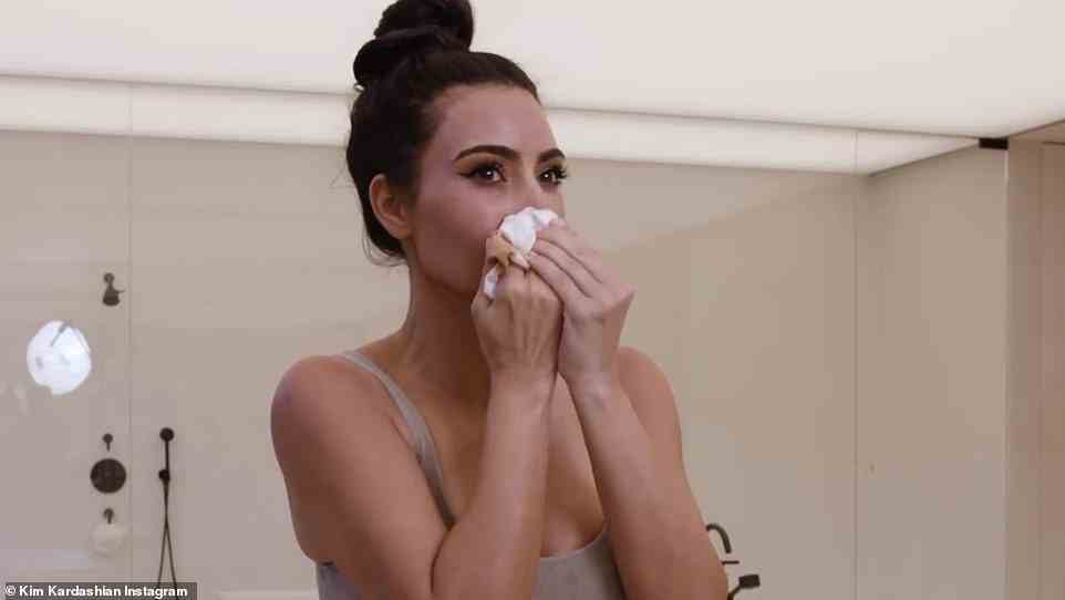 Strahlender Teint: Nachdem sie all ihre Kosmetika entfernt hatte und „Make-up-frei“ war, befeuchtete Kardashian ihre Haut und begann, ein Peeling zu verwenden