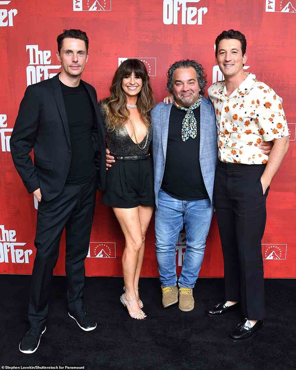 Showrunnerin Nikki Toscano posierte mit den Schauspielern Matthew Goode, Patrick Gallo und Teller
