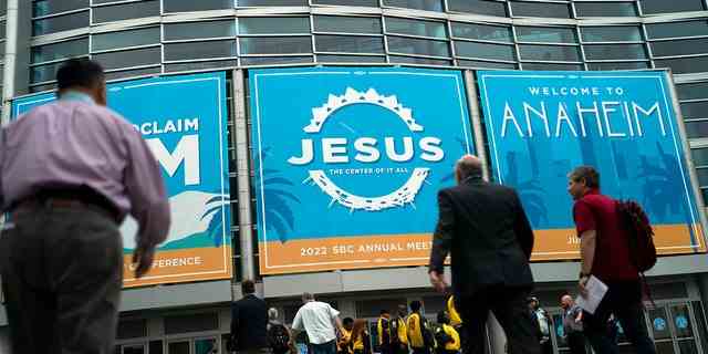 Die Teilnehmer treffen am Dienstag, den 14. Juni 2022, beim Jahrestreffen der Southern Baptist Convention in Anaheim, Kalifornien, ein. 