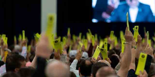 Die Teilnehmer halten ihre Stimmzettel während einer Sitzung beim Jahrestreffen der Southern Baptist Convention in Anaheim, Kalifornien, am Dienstag, den 14. Juni 2022, hoch.