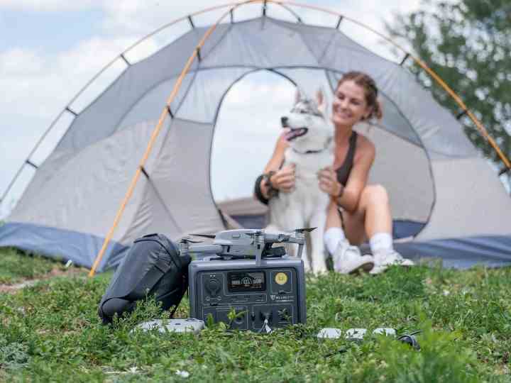 Eine Frau verwendet Bluetti EB3A beim Camping mit ihrem Hund. 
