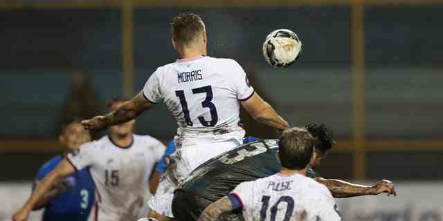 Jordan Morris #13 aus den Vereinigten Staaten führt den Ball für ein Tor während eines Spiels der Concacaf Nations League zwischen El Salvador und den Vereinigten Staaten im Estadio Cuscatlan am 14. Juni 2022 in San Salvador, El Salvador.