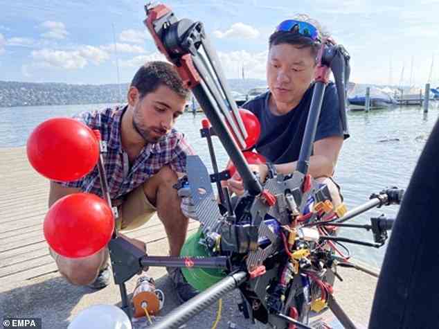 Ingenieure des Imperial College London verwenden die Drohne, um Seewasser auf Anzeichen von Mikroorganismen und Algenblüten zu messen, die eine Gefahr für die menschliche Gesundheit darstellen können