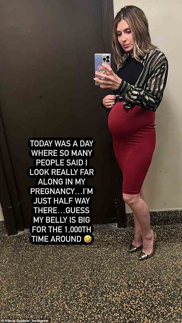 Mitschwingen: Hilaria ist oft auf Instagram gegangen, um ihre Schwangerschaftsfortschritte zu teilen, als sie letzten Monat zwei Geschichten gepostet hat, die ihre sich verändernde Figur zeigen, darunter eine süße Aufnahme von Alec, der sich an ihren Bauch schmiegt