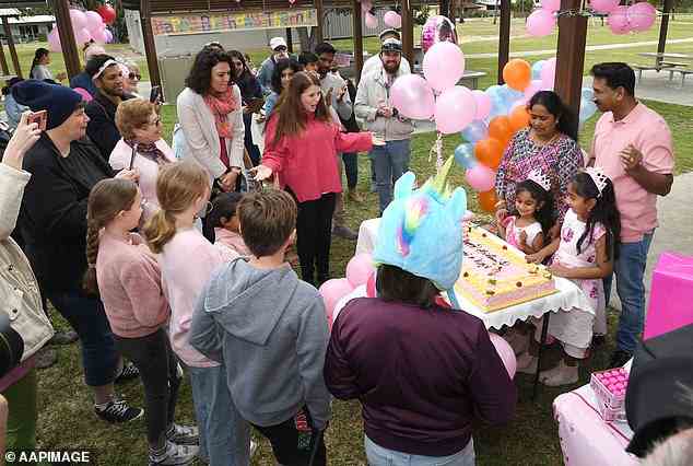 Aufgeregte Einheimische sangen „Happy Birthday“, als sie Tharnis ersten Geburtstag in Biloela feierten