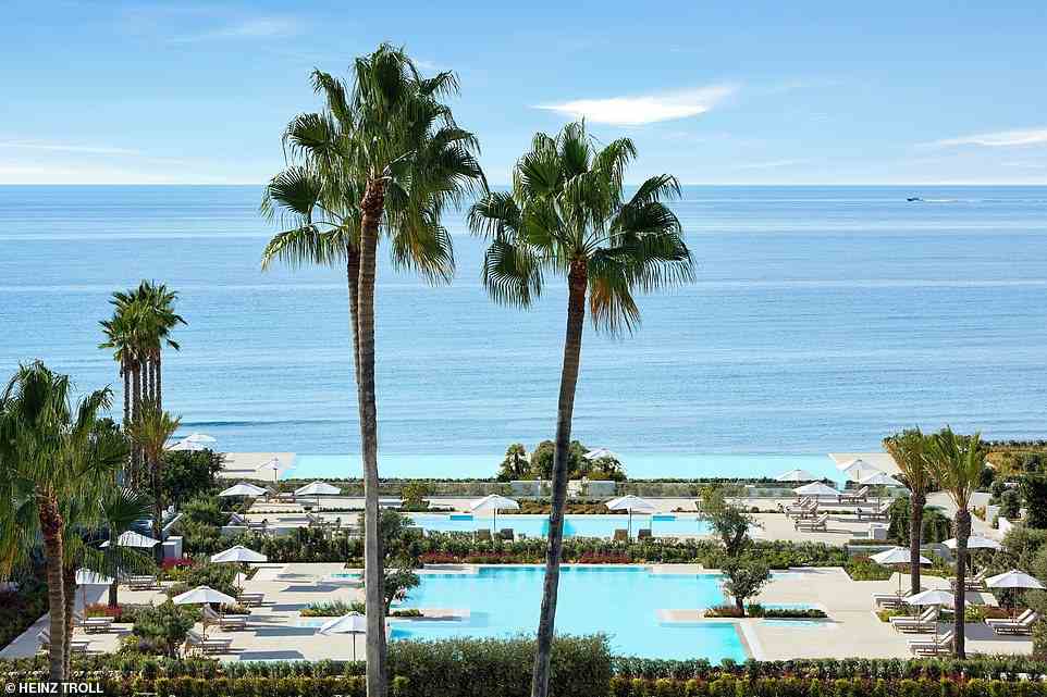 Eine Luftaufnahme einiger Pools des Resorts.  Hannahs Liebling ist der duftende Pool, wo „weich gepolsterte Liegen mit dem Duft von Lavendel aus den mit Sträuchern bewachsenen Gärten umweht werden“.