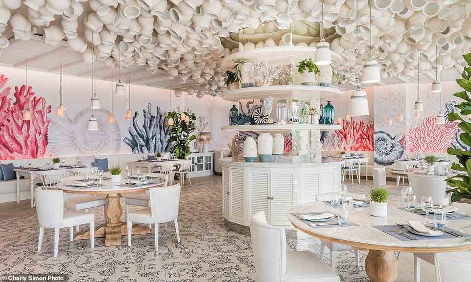 Michelin-Sterneköche haben sich über die Menüs des Resorts gequält, die von asiatisch bis griechisch reichen.  Abgebildet ist das Ouzo Restaurant, das griechische Küche serviert