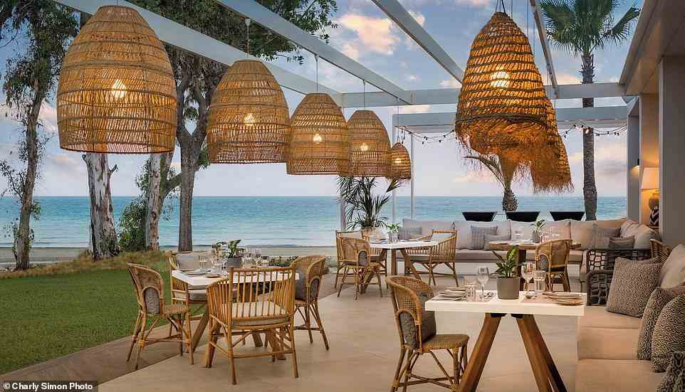 Das Beach Club-Restaurant.  Am angrenzenden Strand werden Berater hinzugezogen, um den weißen Sand nachzubilden, für den die griechischen Resorts von Ikos berühmt sind