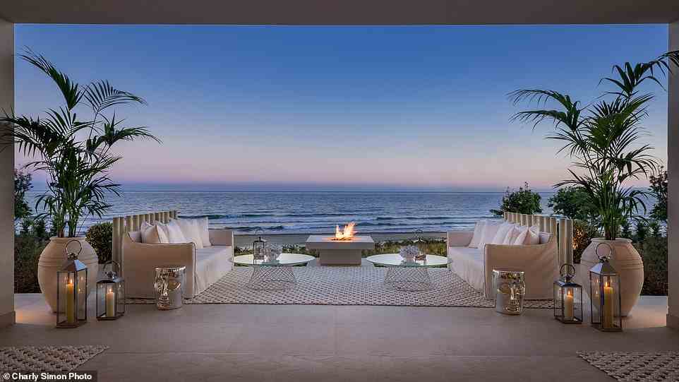 Hannah fragt sich, ob das schicke neue Resort an der Costa del Sol „einen Trend auslösen“ wird.  Oben ist die Feuerstelle bei der Hauptbar des Hotels