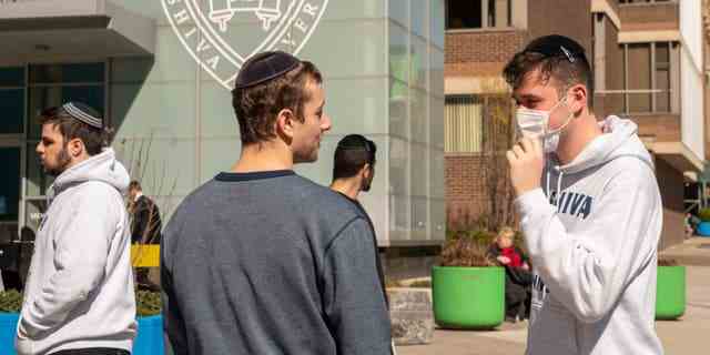 Ein Yeshiva-Student trägt am 4. März 2020 in New York City auf dem Gelände der Universität eine Gesichtsmaske.