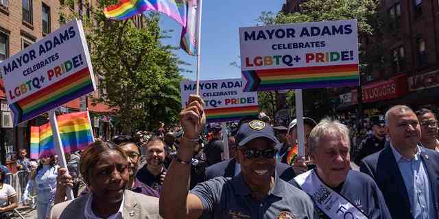 Der Bürgermeister von New York City, Eric Adams, schwenkt während der 30. jährlichen Queens Pride Parade und des multikulturellen Festivals in Queens, New York, am 5. Juni 2022 eine Pride-Flagge. 