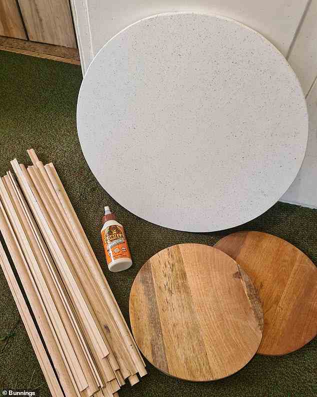Der Home-Stylist hat einen Terrazzo-Außentisch von Bunnings mit einigen Holzdübeln, zwei runden Schneidebrettern von Kmart, drei Holzstücken und Gorilla-Kleber umfunktioniert