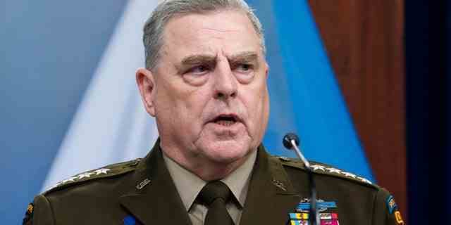 General Mark Milley, Vorsitzender der Joint Chiefs, spricht mit Reportern nach einem virtuellen Treffen der Ukraine Defense Contact Group im Pentagon am 23. Mai 2022.