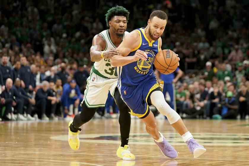 Golden State Warriors Guard Stephen Curry fährt gegen Boston Celtics Guard Marcus Smart.